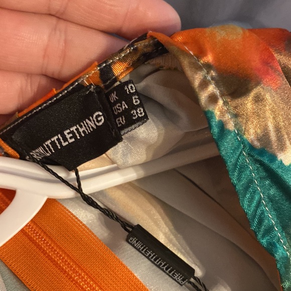 PRETTY LITTLE THING (PLT) Orange Abstract Pleated Playsuit / Romper Size 6 US - Picture 5 of 6